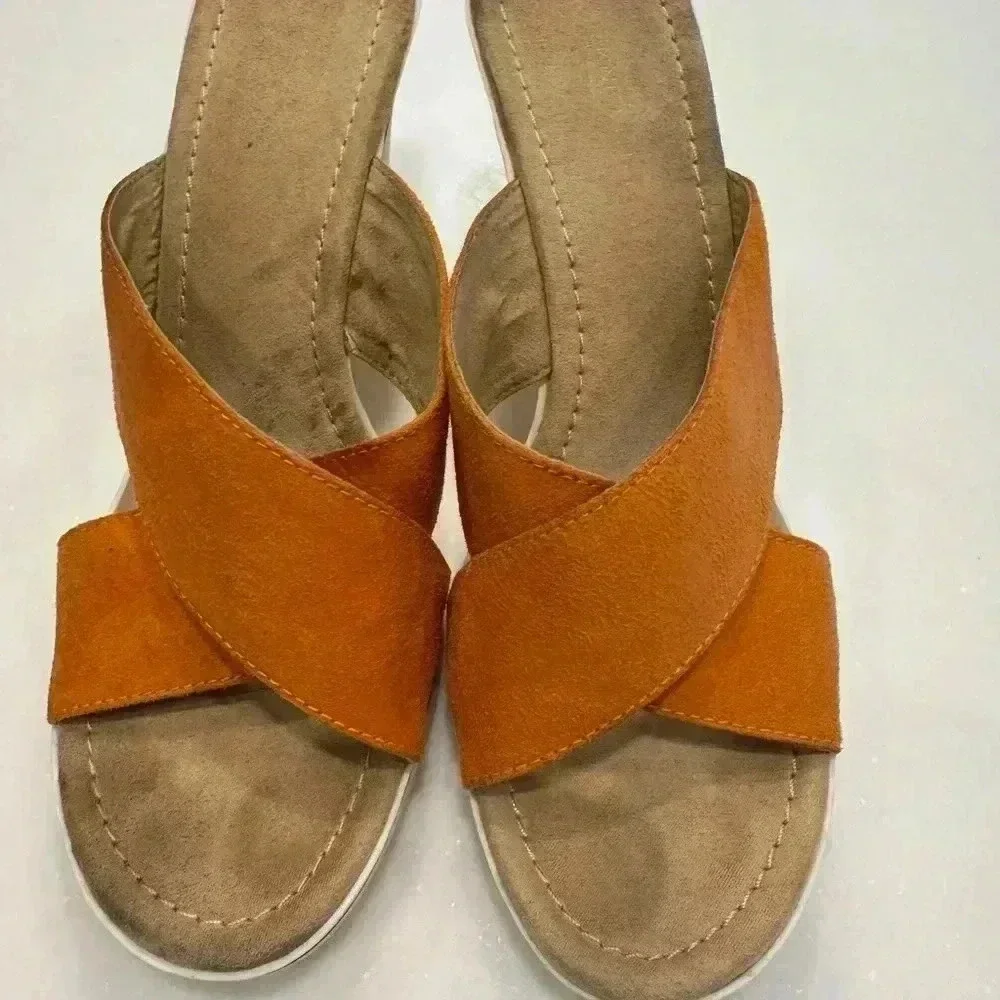 Adrienne vittadini wedge suede sandals burnt orange size 10